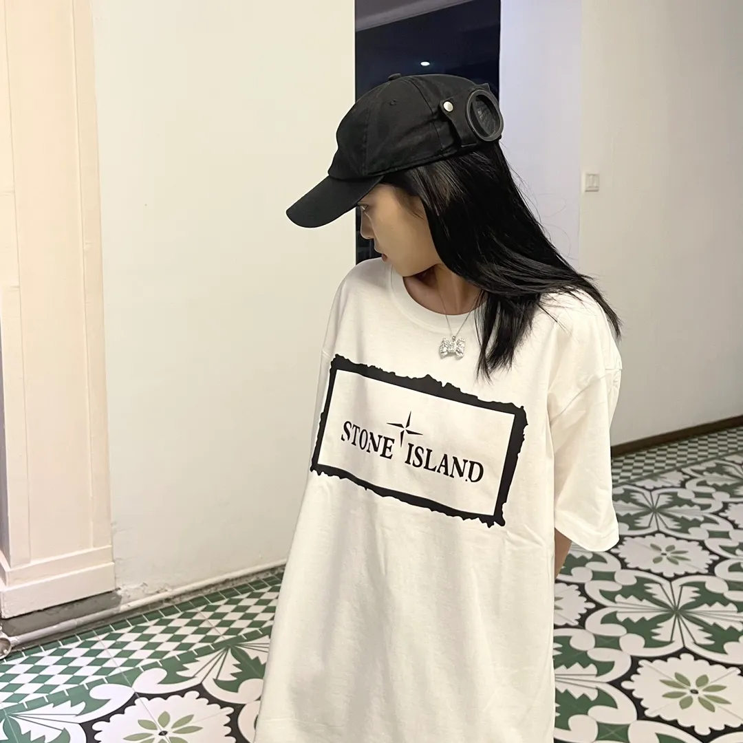 W612#P110💰 [Stone lsland/Stone Island summer new front and back printed short-sleeved T-shirt] ⚠️[Original creation, high control of details] Made of 260 grams of combed cotton, 32-count double yarn - Simple basic versatile style, original quality, the first choice for couples. - Made in a large factory, four needles and five threads on the shoulder, neat alignment, high quality workmanship. - Same style for men and women, very versatile, one piece for each hand, details are clearly visible. Color: black White Size: M L